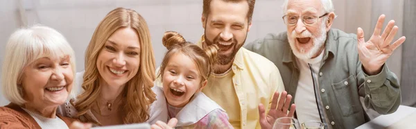 Fröhliche Familie lächelnd und winkende Hände während der Osterfeier, Banner — Stockfoto