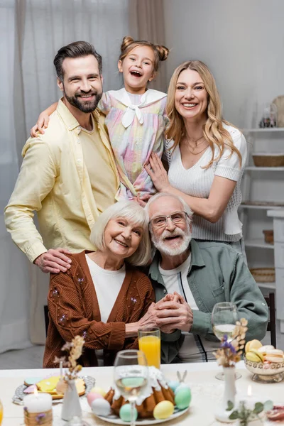 Fröhliche Familie blickt bei Osterfeier in die Kamera — Stockfoto