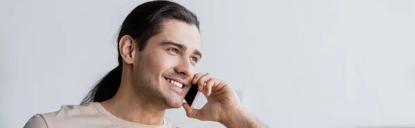 Glücklicher Mann mit langen Haaren spricht auf Smartphone, Banner — Stockfoto