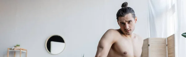 Hemdloser Mann mit langen Haaren im Badezimmer, Banner — Stockfoto