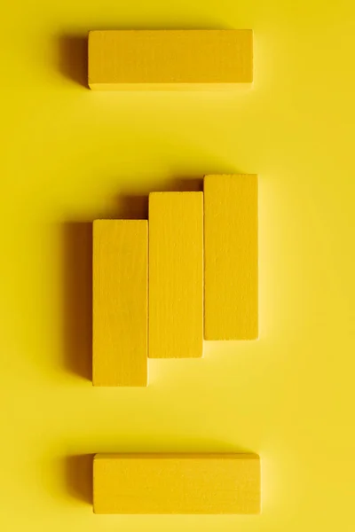 Vista dall'alto di blocchi tetragonali luminosi su sfondo giallo — Foto stock