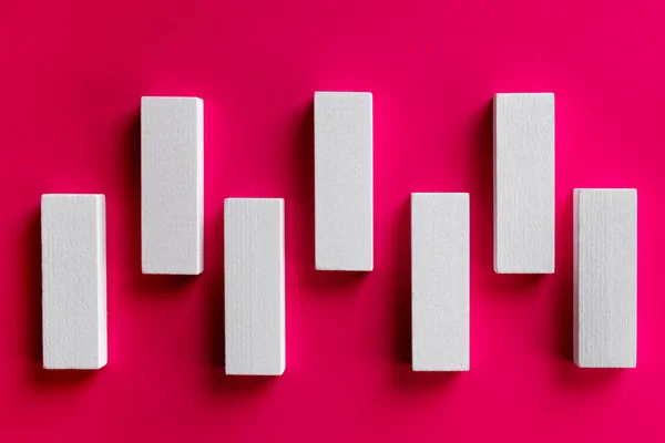 Draufsicht auf weiße rechteckige Blöcke auf rosa Hintergrund — Stockfoto