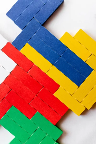 Vue de dessus des blocs rectangulaires rouges, jaunes et bleus sur fond blanc — Photo de stock