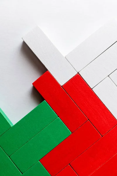 Vue de dessus des blocs verts, blancs et rouges sur fond clair — Photo de stock