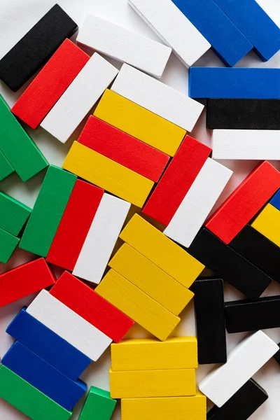 Blocs de couleurs différentes sur fond blanc, vue de dessus — Photo de stock