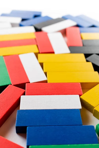 Крупный план многоцветных четырехугольных блоков на белом фоне — стоковое фото