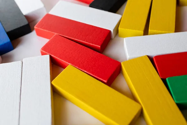 Vue rapprochée des blocs jaunes, blancs et rouges sur fond clair — Photo de stock