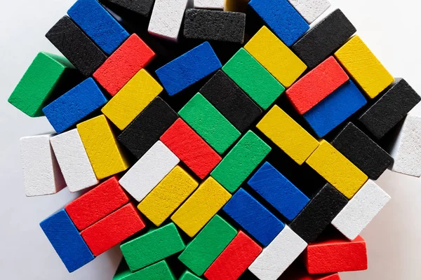 Vista dall'alto di blocchi multicolori tetragonali su sfondo bianco — Foto stock