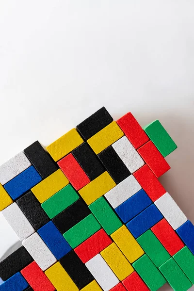 Beaucoup de blocs multicolores sur fond blanc avec espace de copie, vue de dessus — Photo de stock