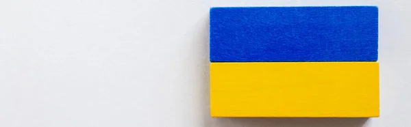 Вид сверху на тетрагональный синий и желтый блоки на белом фоне, украинская концепция, баннер — стоковое фото