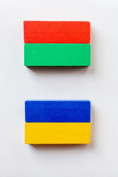 Vista superior de retângulos feitos de blocos coloridos no fundo branco — Fotografia de Stock