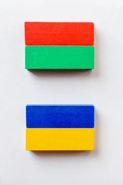 Vue de dessus des rectangles faits de blocs colorés sur fond blanc — Photo de stock