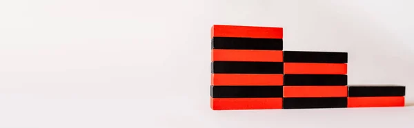 Escaliers en blocs rouges et noirs sur fond blanc avec espace de copie, bannière — Photo de stock