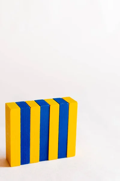 Bloques de color azul y amarillo sobre fondo blanco con espacio de copia, concepto ucraniano - foto de stock