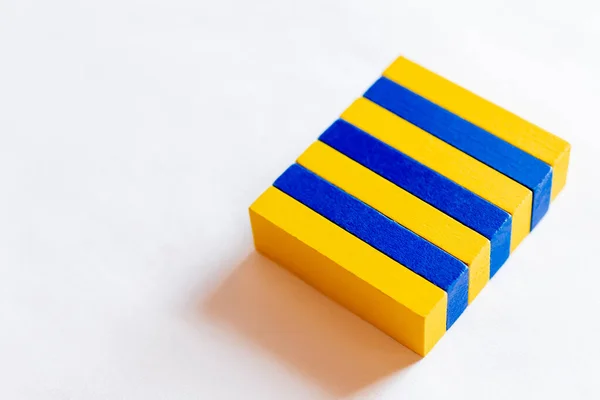 Vue de dessus des blocs rectangulaires bleus et jaunes sur fond blanc, concept ukrainien — Photo de stock