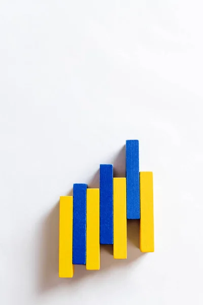 Vista superior de coloridos bloques azules y amarillos sobre fondo blanco con espacio de copia, concepto ucraniano - foto de stock