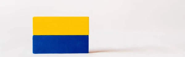 Blocchi quadrangolari blu e giallo su sfondo bianco con spazio di copia, concetto ucraino, banner — Foto stock