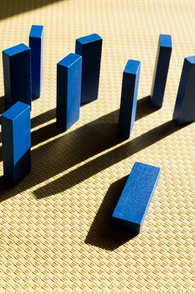 Vista superior de bloques rectangulares azules sobre fondo beige con sombras - foto de stock
