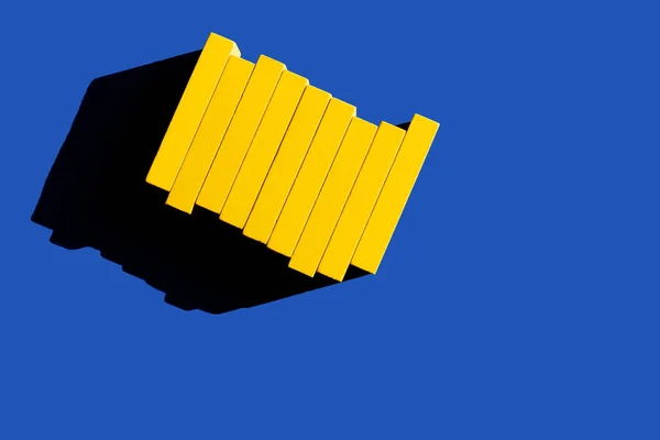 Vista superior de blocos amarelos coloridos no fundo azul, conceito ucraniano — Fotografia de Stock