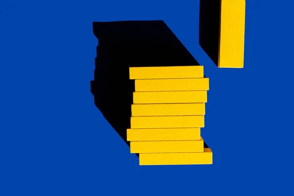 Vista superior de bloques de color amarillo brillante sobre fondo azul, concepto ucraniano - foto de stock