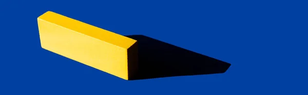 Blocco quadrangolare giallo su sfondo blu brillante, concetto ucraino, banner — Foto stock