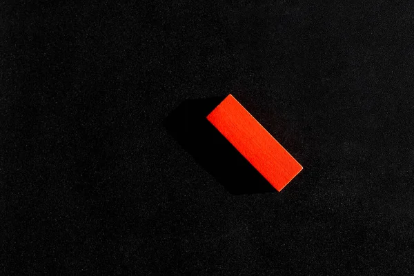 Вид зверху на червоний прямокутний блок на чорному тлі з простором для копіювання — стокове фото
