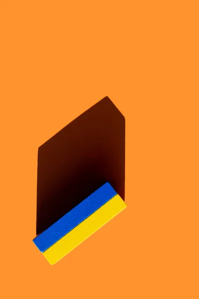 Vue de dessus des blocs bleu vif et jaune sur fond orange, concept ukrainien — Photo de stock