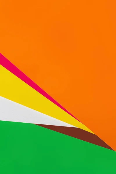 Fond géométrique simple avec un espace de copie orange vif et des rayures colorées — Photo de stock