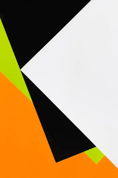 Fond géométrique avec polygones multicolores contrastés et espace de copie — Photo de stock