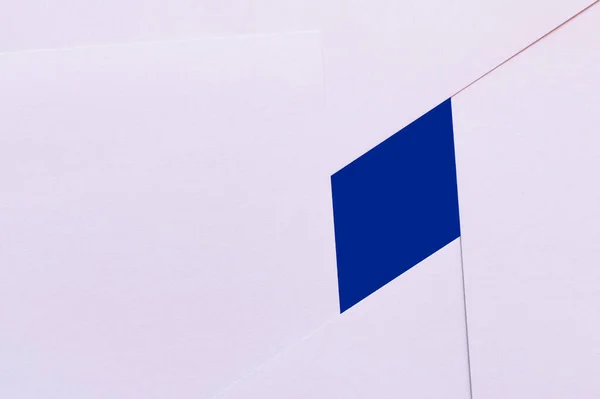 Fondo abstracto con hojas de papel lavanda y azul - foto de stock