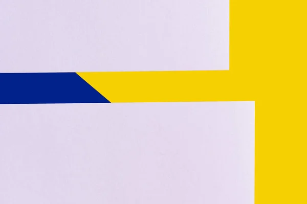 Hojas de papel lavanda claro sobre fondo azul y amarillo, concepto ucraniano - foto de stock