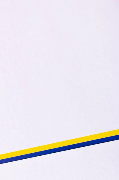 Fond lavande vide avec bande bleue et jaune, concept ukrainien — Photo de stock