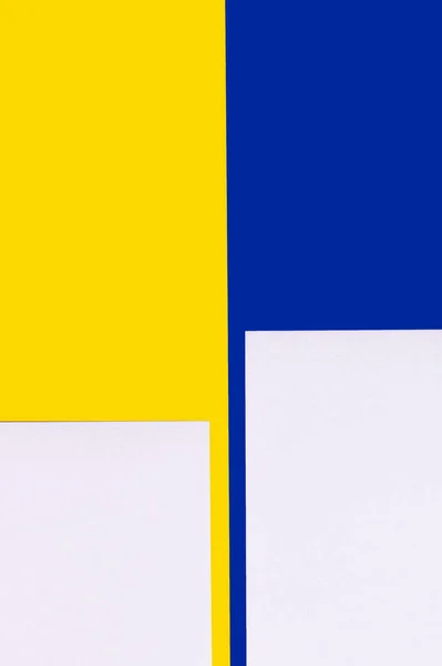 Hojas de papel lavanda claro sobre fondo azul y amarillo, concepto ucraniano - foto de stock