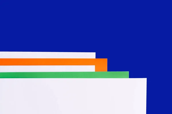 Abstrakter Hintergrund mit buntem Papier und blauem Kopierraum — Stockfoto