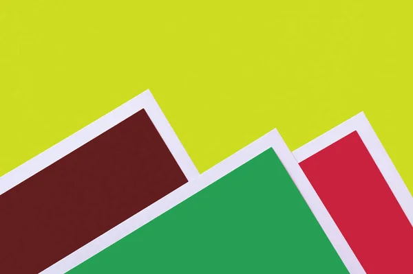 Декоративні гори з кольорового паперу на яскраво-зеленому фоні — стокове фото