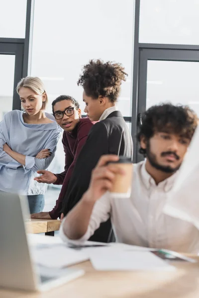 Empresario afroamericano hablando con colegas multiétnicos en el cargo - foto de stock