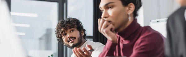 Homme d'affaires indien parlant à un collègue afro-américain au bureau, bannière — Photo de stock