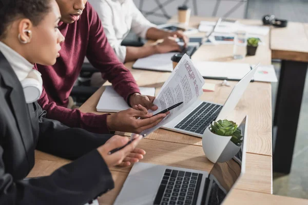 Afrikanische Geschäftsleute arbeiten im Büro mit Dokumenten in der Nähe von Laptops — Stockfoto