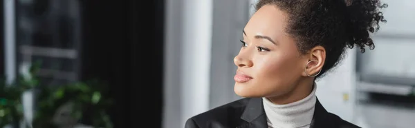 Jovem mulher de negócios afro-americana olhando para longe no escritório, banner — Fotografia de Stock