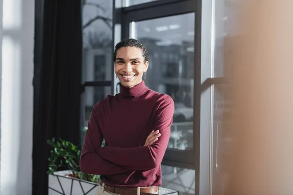 Positivo uomo d'affari afroamericano che guarda la telecamera in ufficio — Foto stock