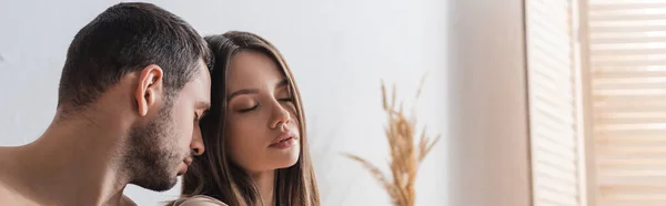 Casal jovem fechando os olhos em casa, banner — Fotografia de Stock