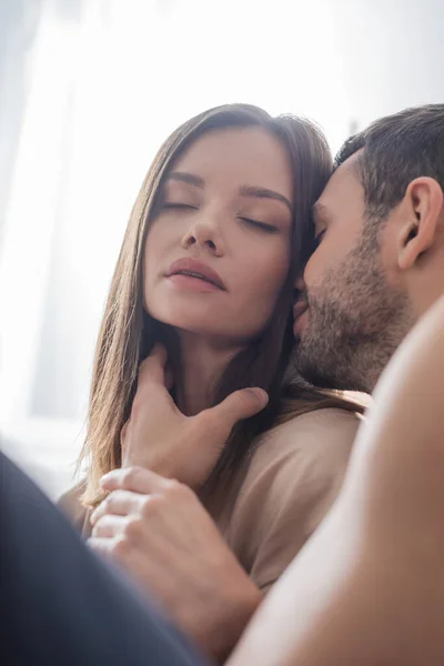Jeune homme embrasser et toucher jolie petite amie à la maison — Photo de stock