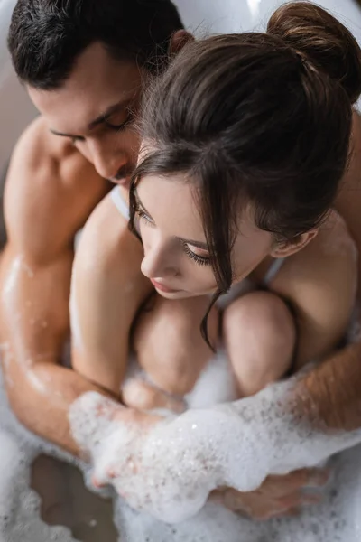 Vue aérienne de l'homme musclé embrassant petite amie dans le bain — Photo de stock