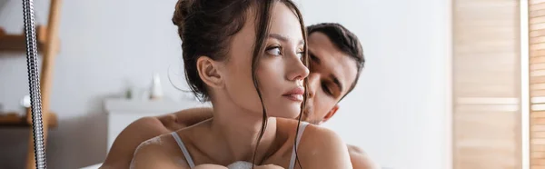 Mann schaut junge brünette freundin im badezimmer an, banner — Stockfoto