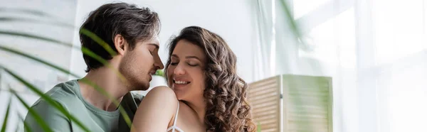 Homem feliz e mulher sorrindo em casa, banner — Fotografia de Stock