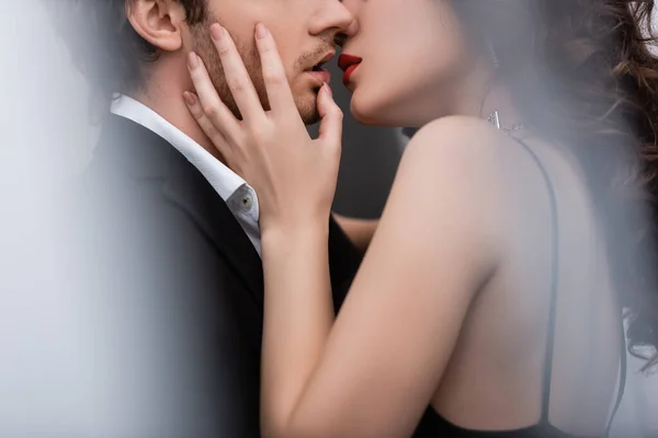 Recortado vista de sexy y joven mujer besándose con hombre - foto de stock