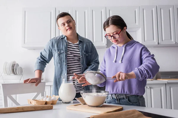 Teenager mit Down-Syndrom kocht bei Freundin in Küche — Stockfoto