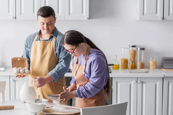 Casal com síndrome de down cozinhar juntos na cozinha — Fotografia de Stock