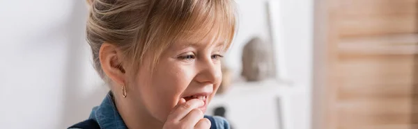 Girl touching mouth during speech therapy in classroom, banner — Stock Photo