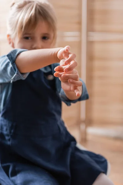 Niño borroso haciendo gestos en la sala de consulta - foto de stock